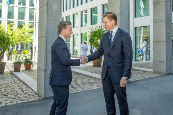 Minister for Defence Pål Jonson and Finland’s Minister of Defence Antti Häkkänen standing outside.