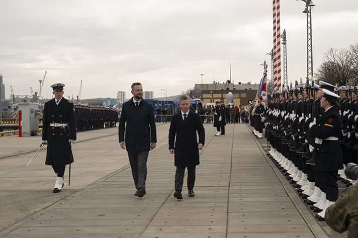 Pål Jonson and Władysław Kosiniak-Kamysz inspects the troops.