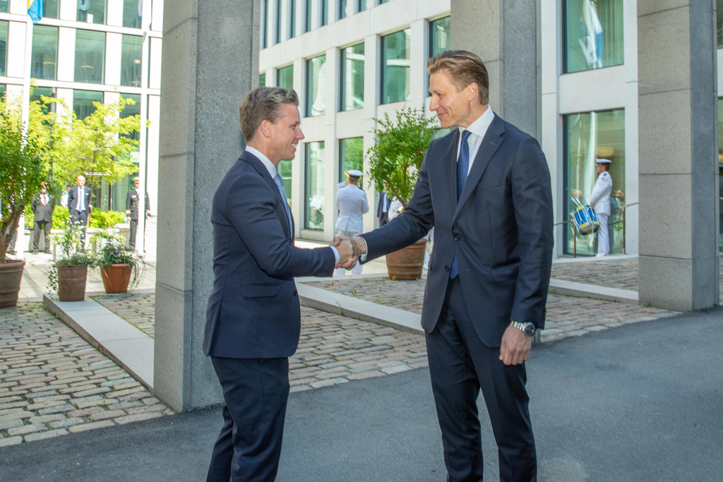 From the left Pål Jonson and Antti Häkkänen shaking hands. 