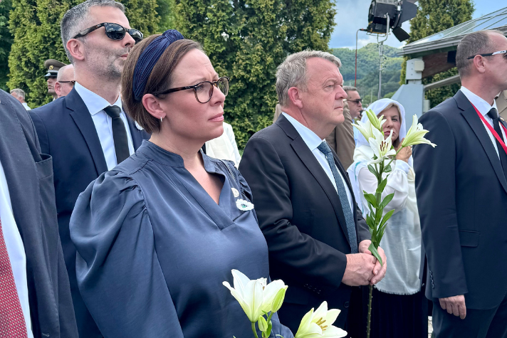 Minister for Foreign Affairs Maria Malmer Stenergard togheter with Minister for Foreign Affairs of Denmark Lars Løkke Rasmussen holding lillies.