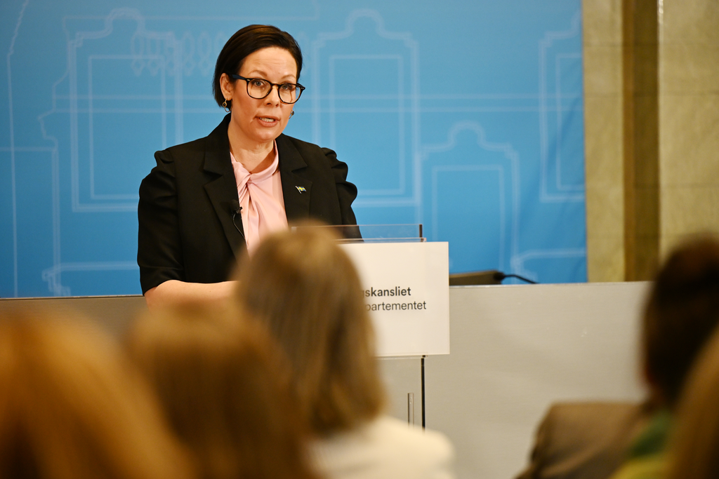 Minister for Foreign Affairs Maria Malmer Stenergard is holding a speech in front of a crowd. 
