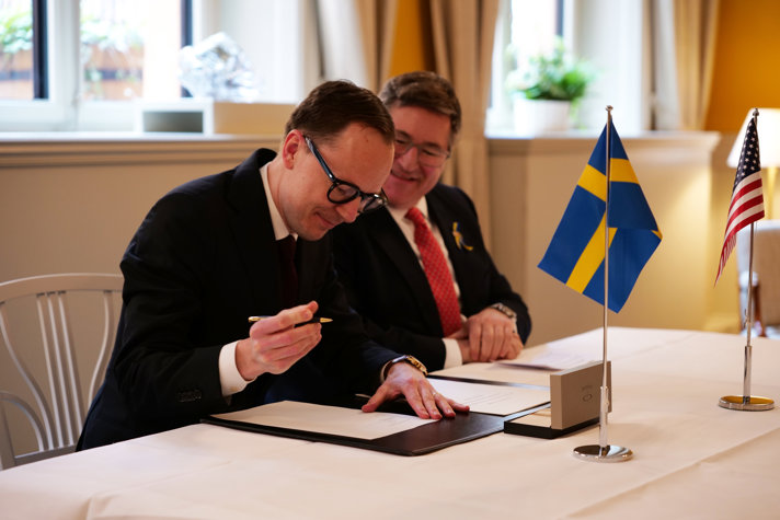Minister for Education Mats Persson signs Artemis Accords.