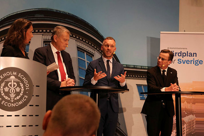 Together with the AI Commission chairman Carl-Henrik Svanberg and Prime Minister Ulf Kristersson, Minister for Public Administration Erik Slottner participated in a seminar about The Commission’s proposals at Stockholm School of Economics.
