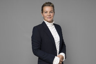 Karin Juhlin in front of grey background.