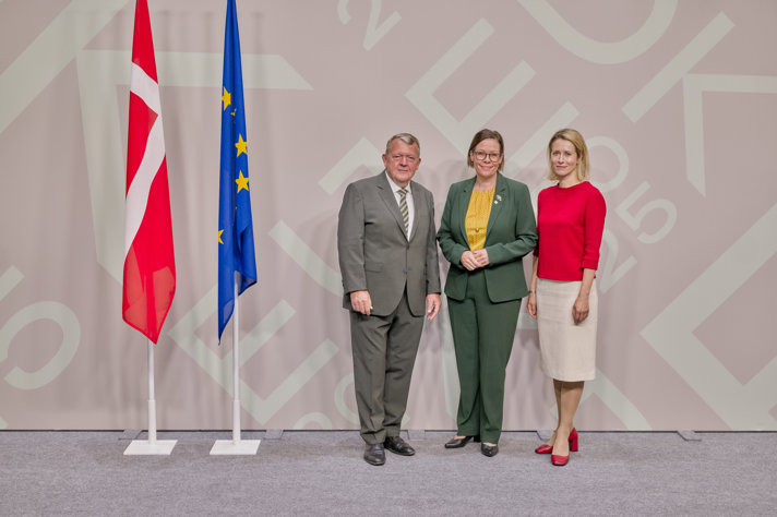 Maria Malmer Stenergard, Lars Løkke Rasmussen and Kaja Kallas posing in front of grey wall.