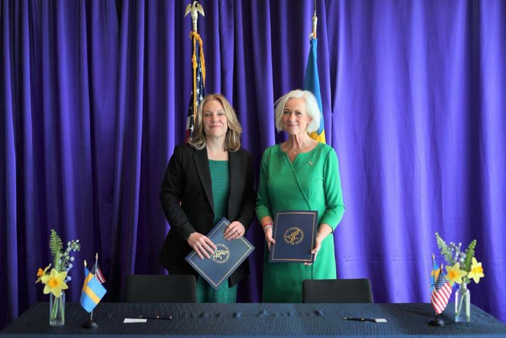 Deputy Secretary for Health and Human Services, Andrea Palm, and Minister for Health Care, Acko Ankarberg Johansson, signing the agreement.